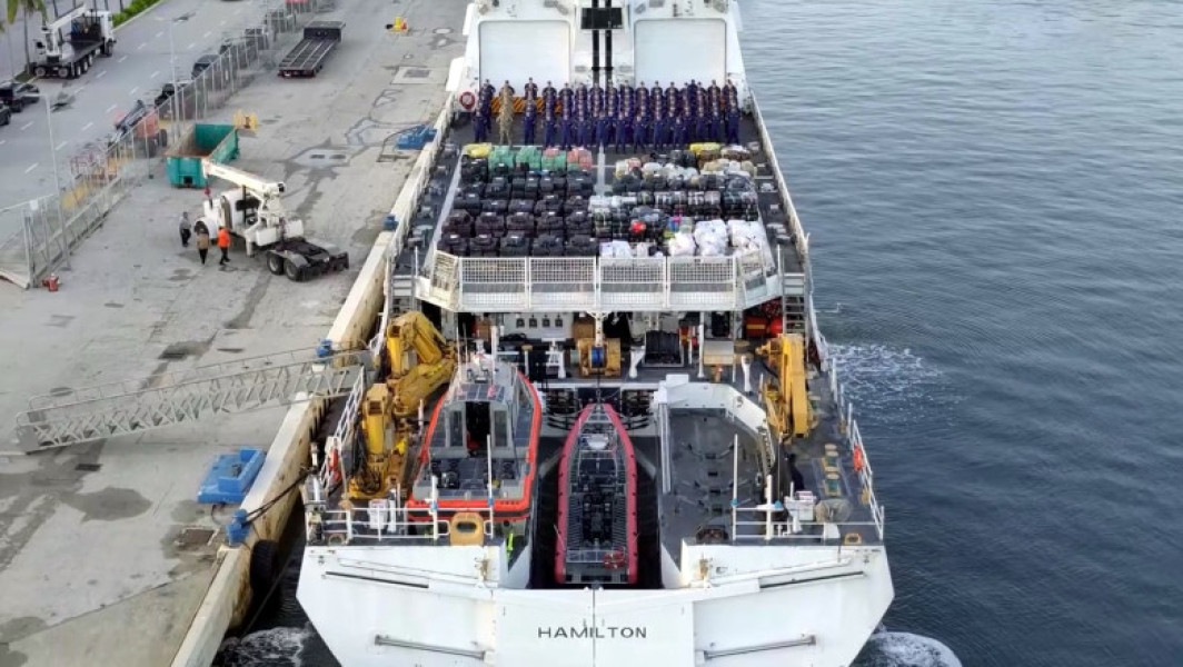 Garda de Coastă a Statelor Unite a descărcat în Port Everglades, Florida, peste 34 de tone de droguri confiscate în ultimele trei luni din Oceanele Atlantic și Pacific, relatează digi24.ro. Potrivit comunicatului oficial, această cantitate reprezintă un record pentru o singură descărcare și ar fi suficientă pentru a provoca o supradoză fatală întregii populații a statului Florida.
