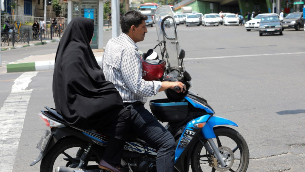 Iranul ia în calcul legalizarea conducerii motocicletelor de către femei după 50 de ani