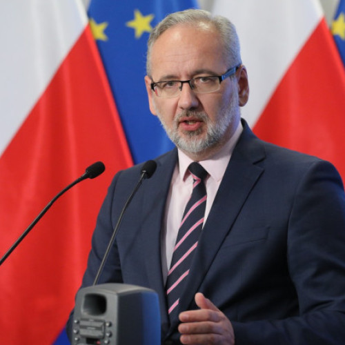 Fostul ministru al sănătății din Polonia, Adam Niedzielski, a fost internat într-un spital după ce a fost victima unei agresiuni în orașul Siedlce. Incidentul, care are legătură cu rolul său în politicile naționale din timpul pandemiei de COVID-19, s-a petrecut miercuri seara, conform unor surse citate de digi24.ro.