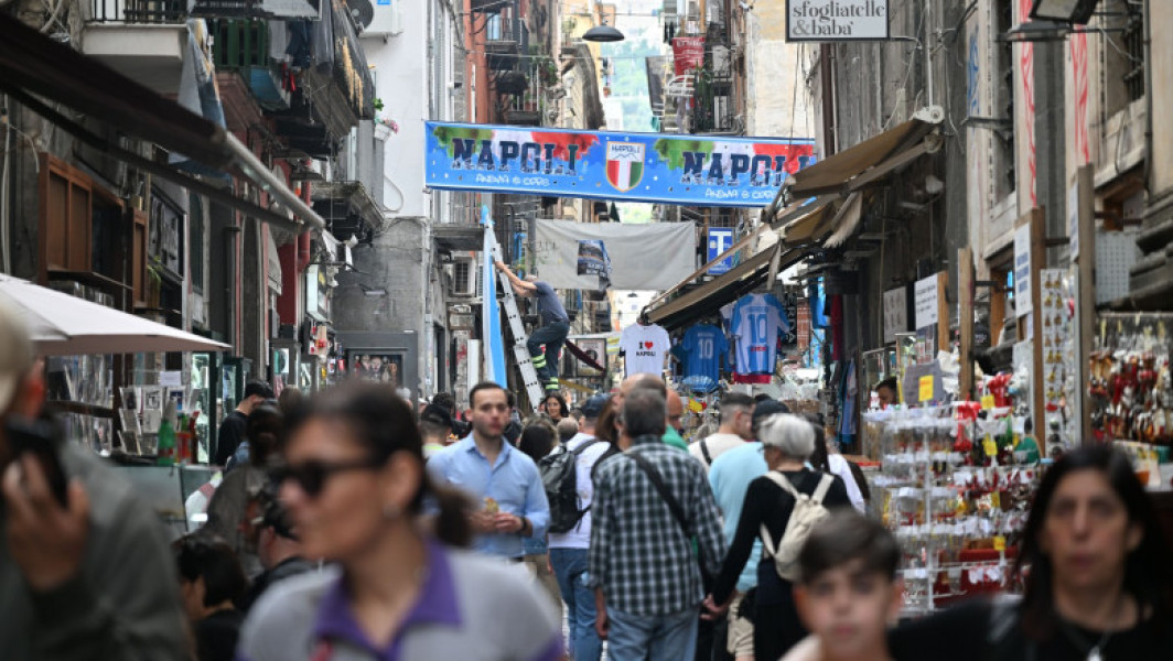 city-urile din Italia se confruntă cu turismul excesiv, iar Napoli este printre cele mai afectate. Activistii și experții spun că tradițiile locale dispar sau sunt denaturate, iar localnicii sunt nevoiți să părăsească orașul din cauza prețurilor mari și a transformării cartierelor vechi în locuri pline de mall-uri și spații de joacă în aer liber.