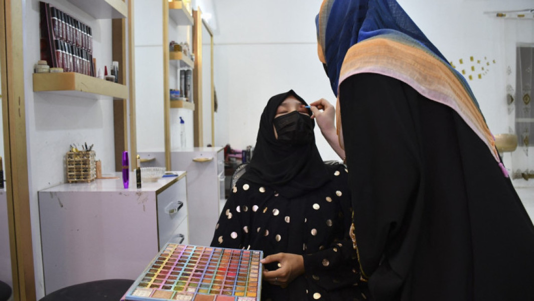 Saloanele de înfrumusețare clandestine din Afganistan, vânate de talibani. Femeile au termen de o lună să le închidă
