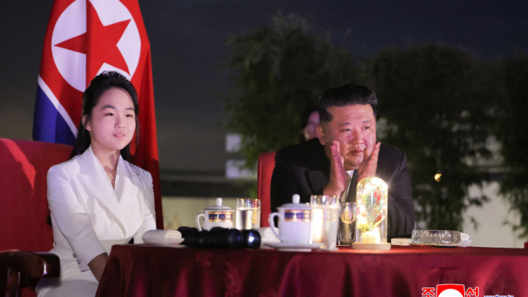 Kim Jong Un a sosit la Beijing însoțit de fiica sa, Kim Ju Ae