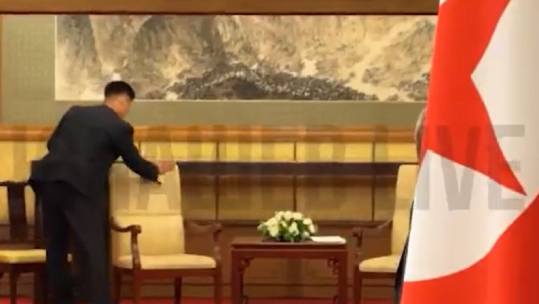 Agent nord-coreean dezinfectează suprafeţele atinse de Kim Jong-un la întâlnirea cu Putin