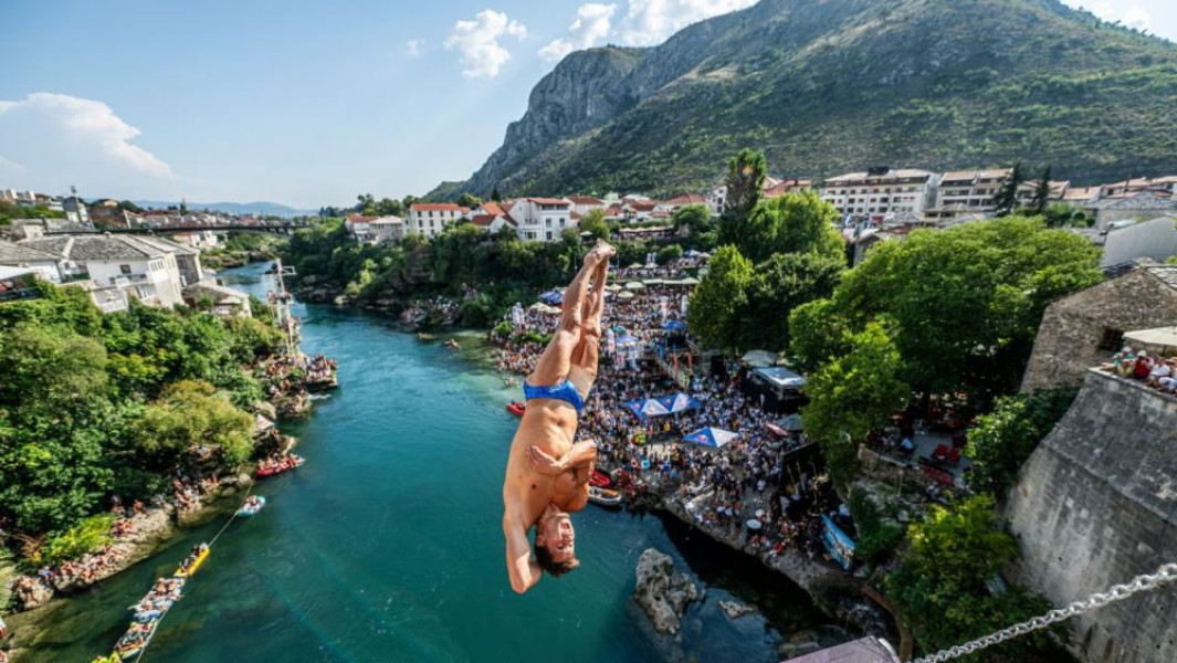 Constantin Popovici câștigă etapa de la Mostar în Seria Mondială Red Bull Cliff Diving