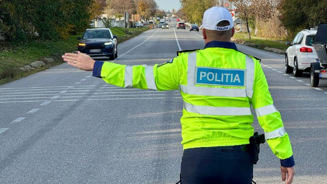 Urmărire în Traian: un șofer băut a acroșat o trotinetă electrică, în încercarea de a scăpa de polițiști