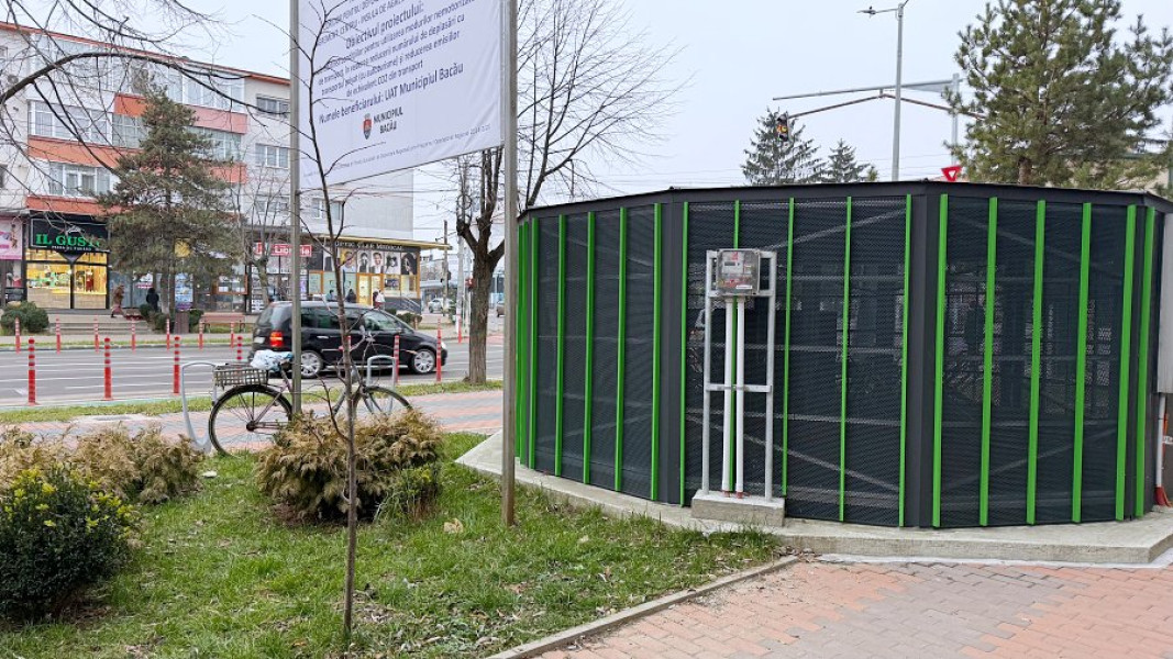 Primăria Bacău distribuie cartelele de acces „gratuit” pentru parcările de biciclete. Utilizatorii au de plătit 2 taxe