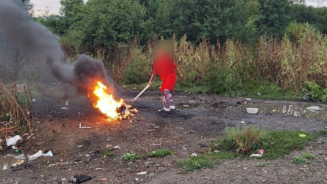 Femeie amendată în Bacău pentru incendierea deșeurilor în zonă publică