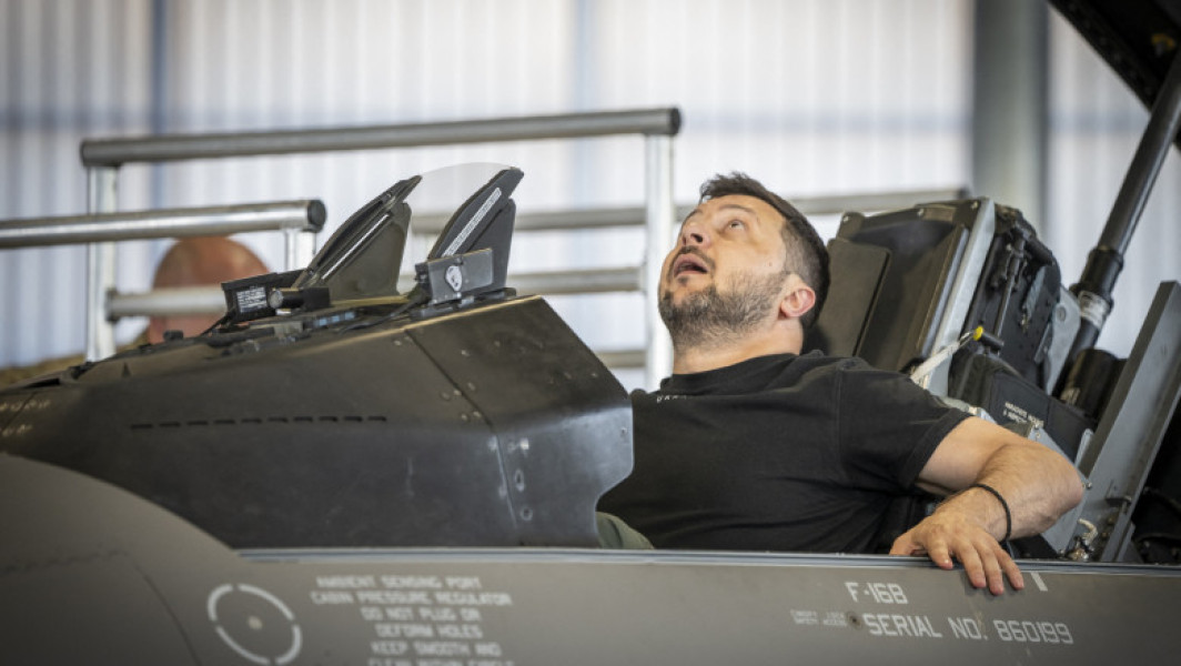 Piloții ucraineni se pregătesc pe F-16 pentru apărarea patriei. Imagini de la antrenamente în Danemarca și România.