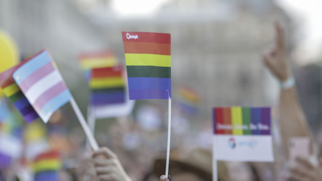 Părinții persoanelor LGBTIQ+ invită politicienii la dialog pe tema copiilor trans