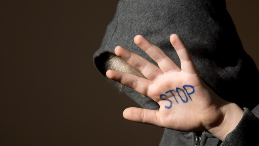 Băiat de 12 ani din Brăila agresat pe stradă de tatăl unui coleg de școală