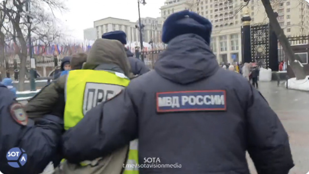 Jurnaliști arestați la Moscova în timpul unei manifestații a soțiilor militarilor ruși, care solicită întoarcerea acestora din Ucraina