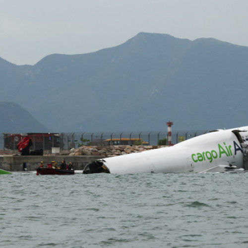 Două persoane au decedat după ce un avion cargo a lovit un vehicul la aeroportul din Hong Kong