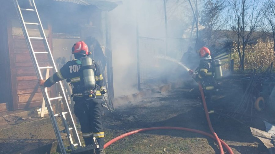 Incendiu la o casă din satul Balcani, intervenția pompierilor militari