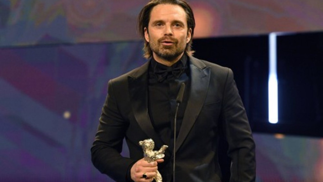 Sebastian Stan, actor de origine română, câştigă Ursul de Argint şi face un apel emoţionant pentru un băieţel din Ţară