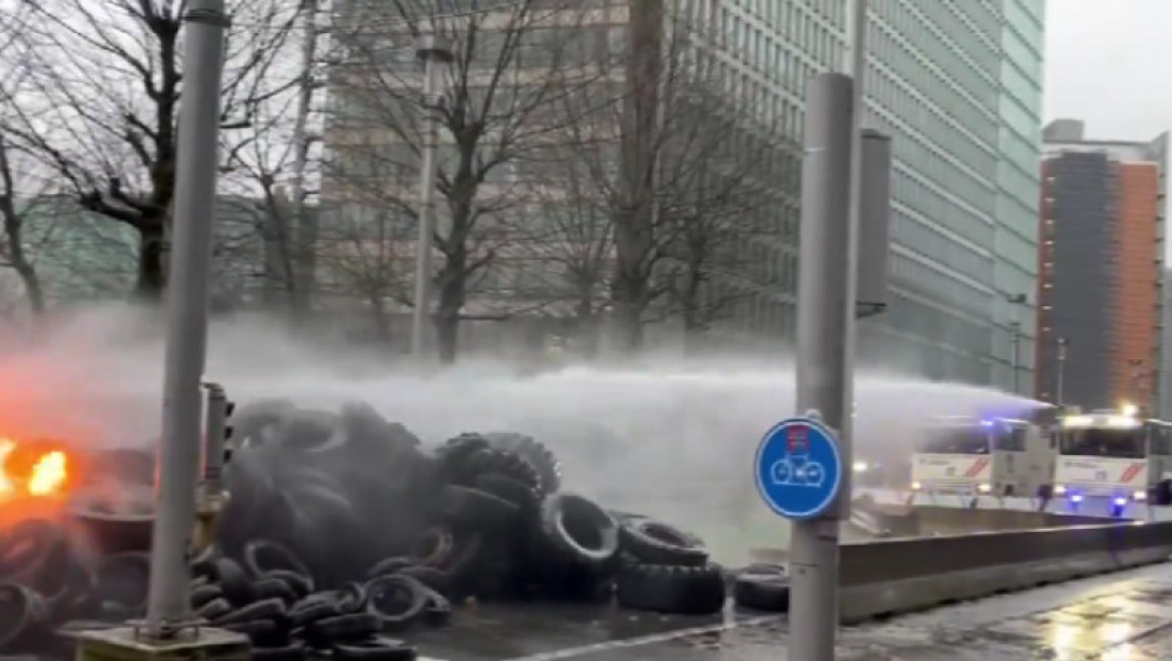 Haos la Bruxelles: Fermierii au blocat străzile cu tractoare și au dat foc la cauciucuri, în ziua reuniunii miniștrilor Agriculturii din UE
