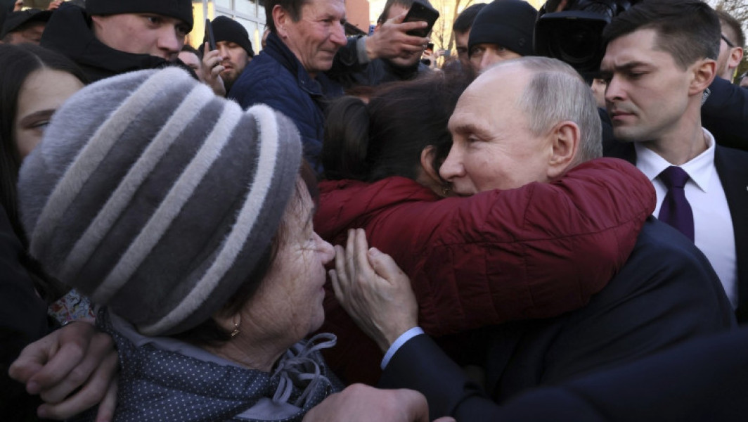 Vladimir Putin aprovizionat de mulțime înainte de alegerile din Rusia: Oamenii plini de entuziasm și-au exprimat sprijinul, iar o femeie ia sărutat pe obraz