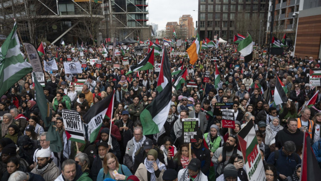 Mii de protestatari pro-Palestina au ocupat străzile Londrei, chemând la încetarea focului în Gaza.