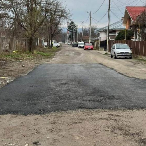 Muncitorul construiește singur o porțiune de asfalt pe strada Tineretului, ignorată de Primăria Bacău în listă