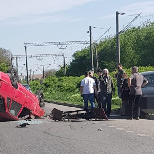 Un șofer în vârstă de 76 de ani a provocat un accident grav pe strada Constantin Ene din Bacău; două autoturisme s-au ciocnit și unul s-a răsturnat în apropierea căii ferate