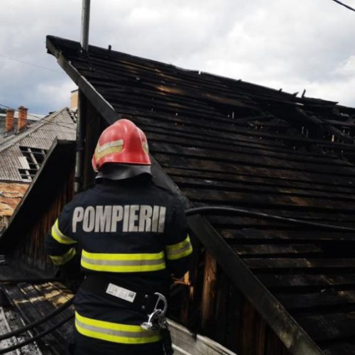 Teribilul incendiu din Comănești! Bucătăria unei locuințe și anexele unui atelier și magazie au ars în flăcări!