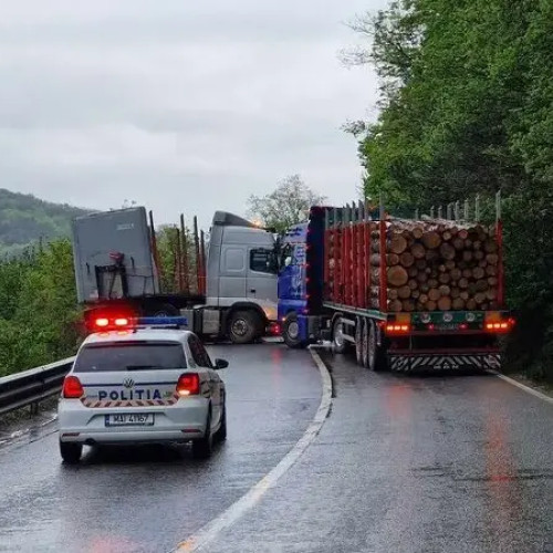 Accident rutier grav pe DN 11, trafic blocat! TIR derapat la ieșirea din Onești.