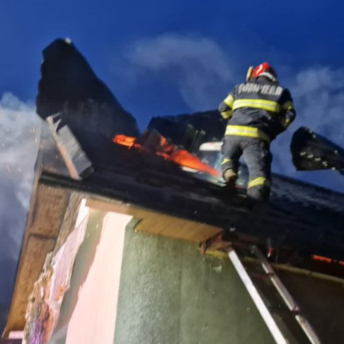 Incendiu devastator la Sănduleni: Pompierii au intervenit la o gospodărie afectată de flăcări