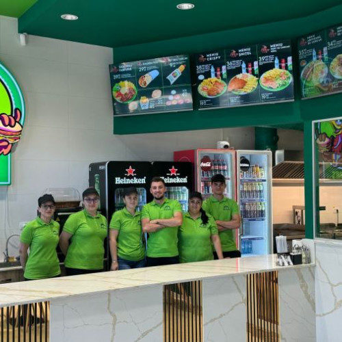 PENEȘ FOOD se lansează în Bacău! Restaurantele fast-food revin cu o ofertă irezistibilă pe bază de carne de curcan. Intră sâmbătă și duminică pentru reduceri de 50%! Ne vedem în centru, la Piața Tricolorului, pentru o experiență culinară de neuitat!