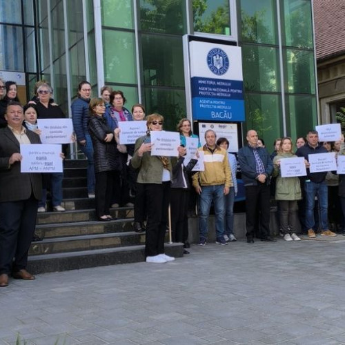 Angajații APM Bacău sunt nemulțumiți de salarii și intră în protest zilnic, începând de astăzi. Se suspendă activitatea pentru obținerea alinierii salariale. Protestul continuă până la rezolvarea situației.